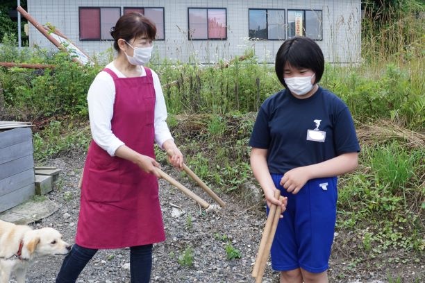 いつも使う太鼓のばちも登場。でも女の子は恥ずかしそう…