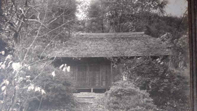 茅葺屋根の頃の雪村庵（保存会提供）