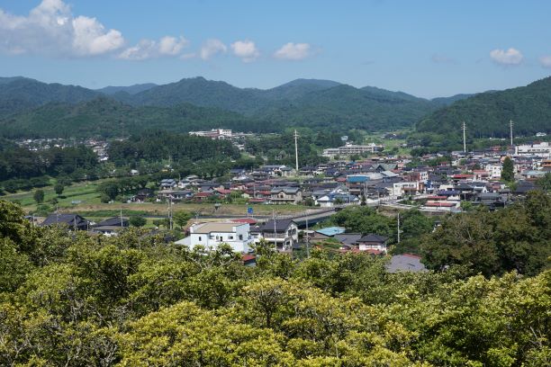 風呂山公園から塙町の中心部を展望。木を積んだトラックも往来している。