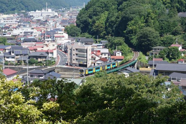 磐城塙駅を発車した水郡線。…なかなかカラフルですね。