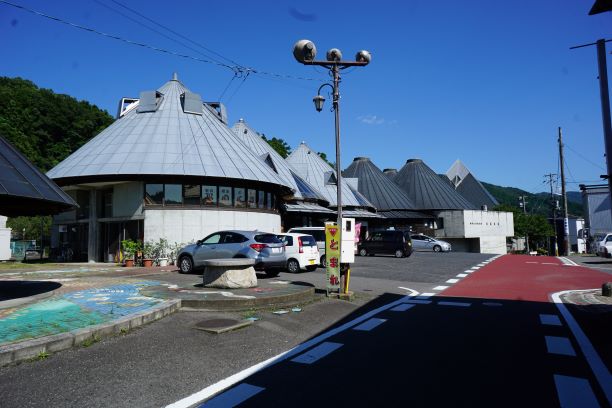 磐城塙駅。図書館や富永一朗さんの原画を見る事が出来る。