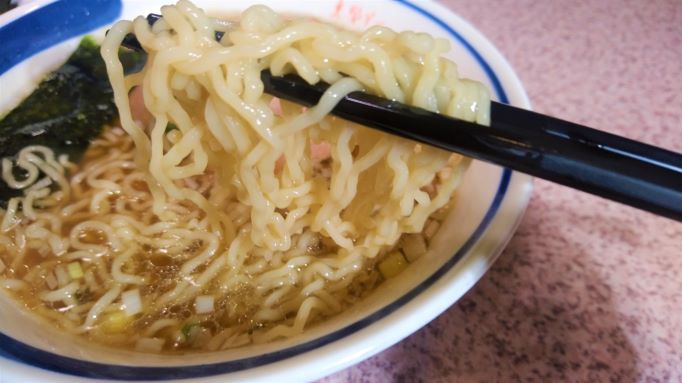 麺は細い縮れ麺。スープとのバランスが素晴らしい。