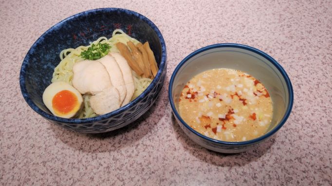 「つけめん」（850円）。つけだれの濃いめの味・コクに負けない太めの麺を使う（茹で時間8分かかるそう）。