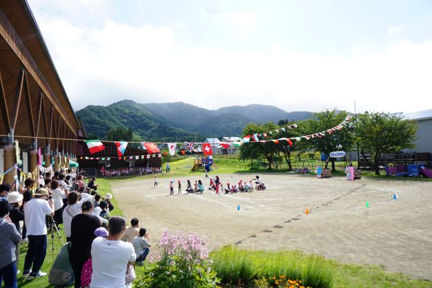 万国旗はためく下、秋の運動会中。