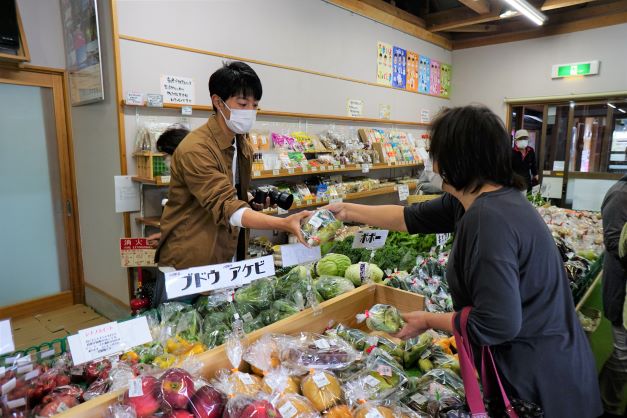 食べ頃を１つ譲って下さった。