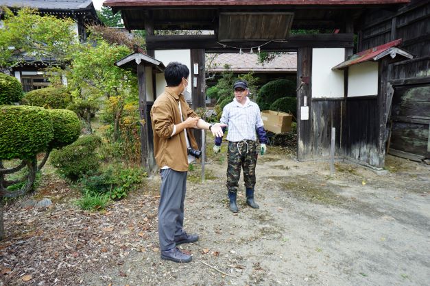 宮司は落ち葉掃きをしていた。