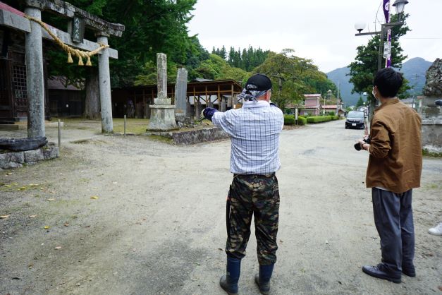 流鏑馬の際は、奥の通り（車が止まっているところ）を馬が疾走する。