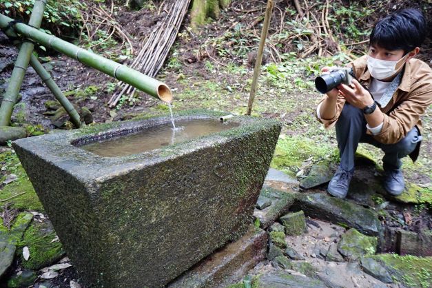 神社の静けさ・厳かな雰囲気を、水とともに写す石井アナ。