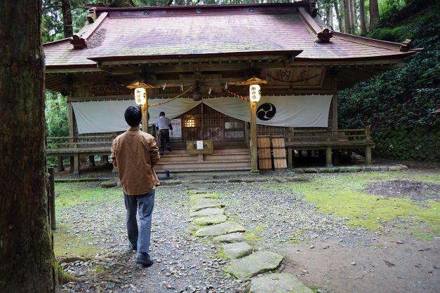 宮司が戸を開ける為に、社殿へあがっていく。