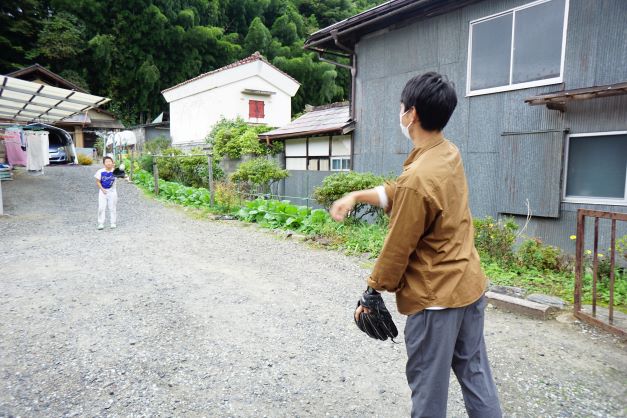 少年とキャッチボールを楽しむ事に。