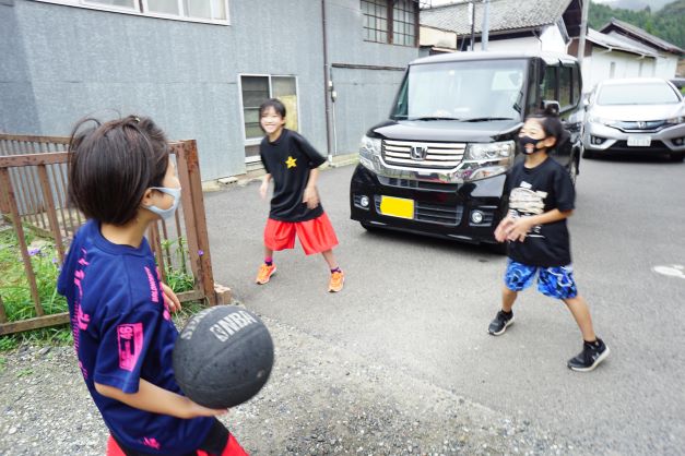 左右にスイングしながら「♪シャッシャッ、シャッシャッ…」