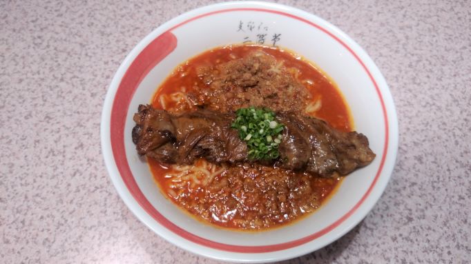 以前取材した際に食べた赤そば。上に載っているのは、追加した「なんこつ」（250円）。