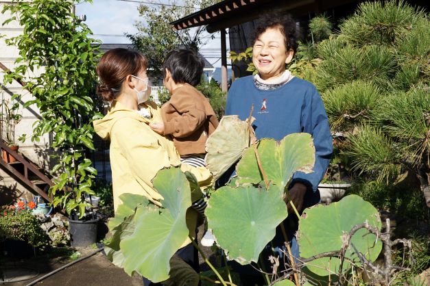 わざと後ろを向いて笑うお孫さん。