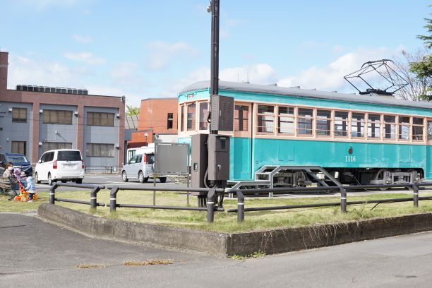 嘗ての路面電車の前のベンチ（写真左端）に親子が！