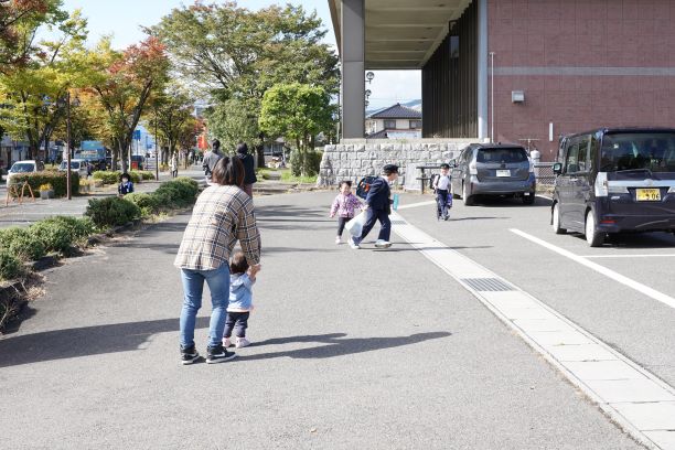 遊び始めた。子どもは遊びの天才だ。