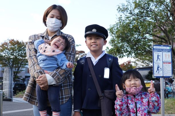 最後に家族揃って1枚。末っ子は「早く歩かせて」と泣き出した。ごめんね。