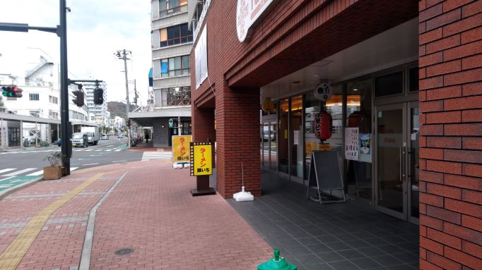 開店数分前に外の看板に電源が入り、ぴかぴかと光り出す。