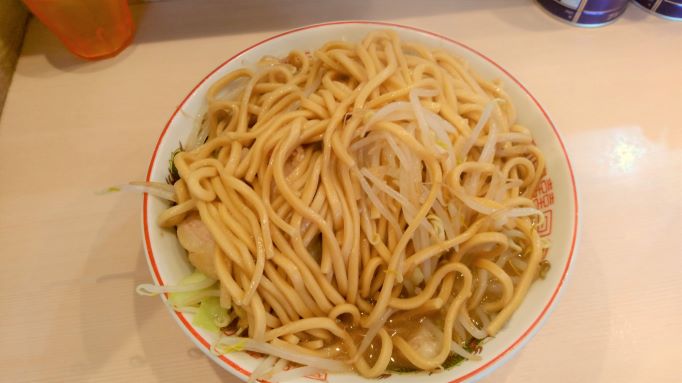 これが「天地返し」。これで麺から食べられる、スープの上に出すのでのびにくい。