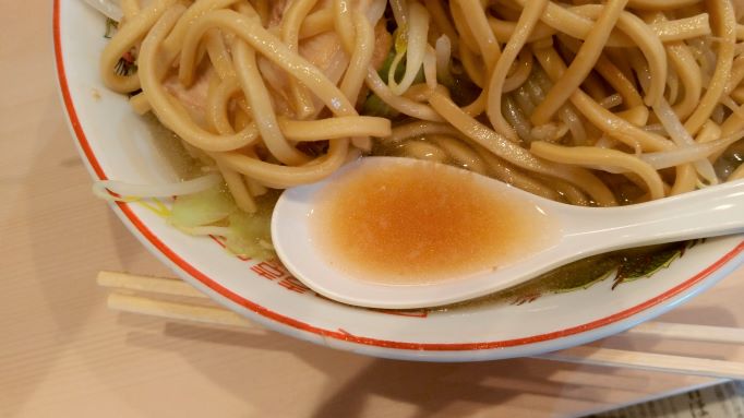 いよいよ麺を通じて味わったスープ本体を…。