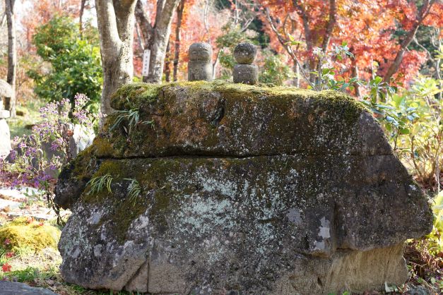 岩の上でかわいい”神様？”がほほ笑んでいる。