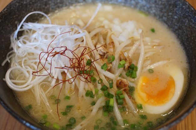 会津地鶏ラーメン（820円）。