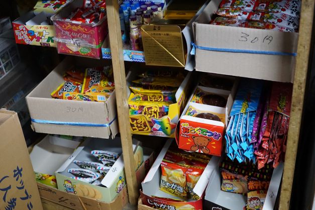 昔はこういう駄菓子を置いた店が、必ずといって良いほどあった。