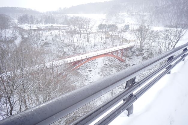 新しい雪割橋から、古い雪割橋を望む。