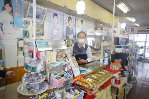 雪割橋は色んな歌手の方に歌われている（後ろは雪割橋を題材の歌を歌っている歌手のポスター）。