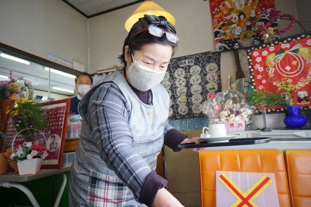 コーヒー（420円）を淹れて下さる奥様。