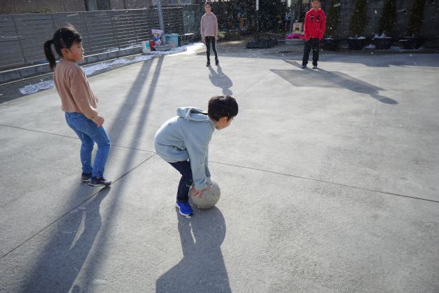 お庭でボール遊び。