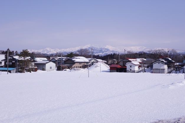 西会津町。ロケをした3月5日も雪が田畑を覆っていた。