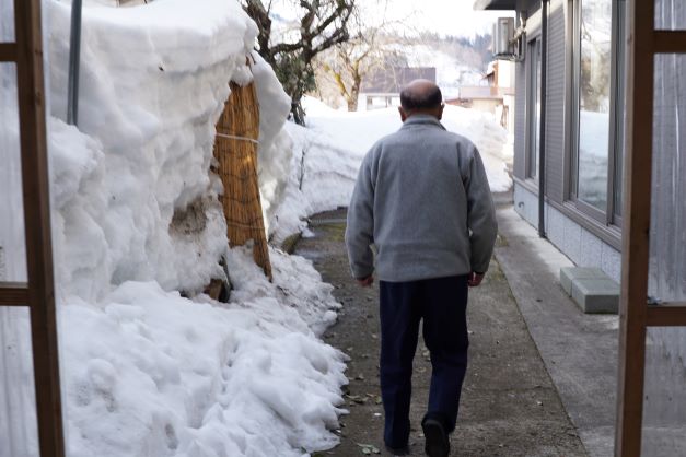 屋号の入った品を見せて頂くため、家の裏へ。奥が長い。