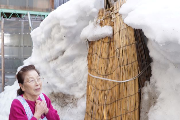 奥様の身長より積もった雪が高い。