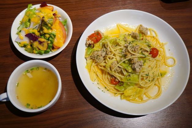 本日のパスタ800円（サラダセットにすると＋220円）