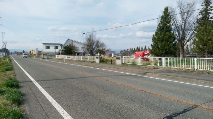 赤ベコ公園は、国道49号沿いにある。