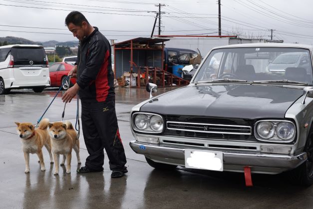 愛車の前で愛犬披露。