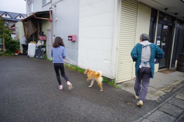 店（自宅）前で二手に分かれる、お孫さんとおばあちゃん。