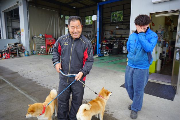 車の鈑金・塗装・整備などをする職人は、柴犬のブリーダーでもあった。