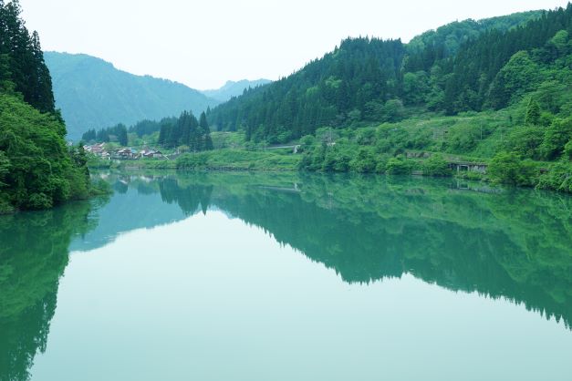 滔々と流れる只見川。