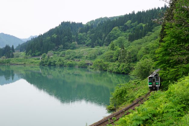 辛うじて、只見線の最後尾が写った。標準レンズなので左側の景色が一部欠けている。