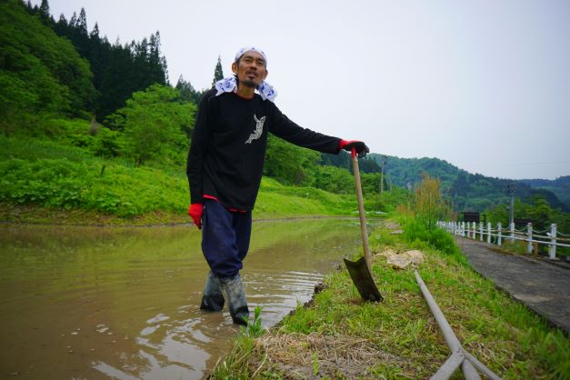 突然の訪問に、手を休めて話をして下さった移住農家さん。