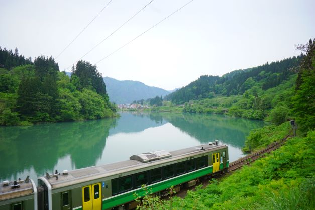 金山町の自然に、只見線が見事に調和している。