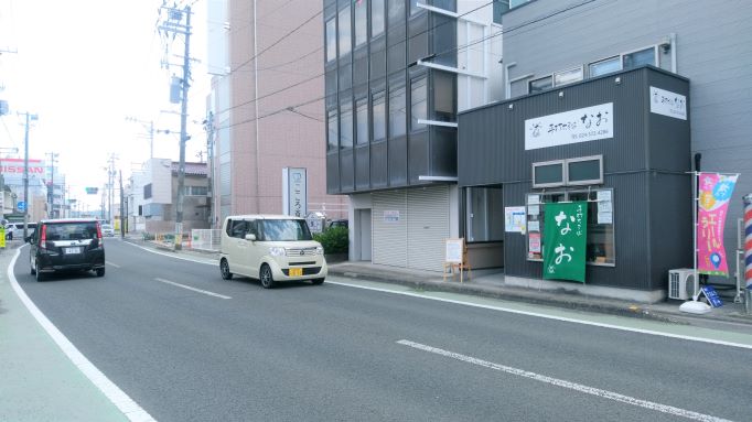 県道148号沿いにある「手打ちそば　なお」。