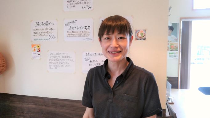 店主の”なお”さん（撮影時のみマスクをとって頂いています）。