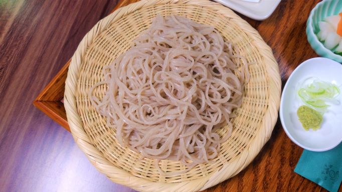 蕎麦がぴかぴか。細い蕎麦だが、こしがあってのど越しも良い。