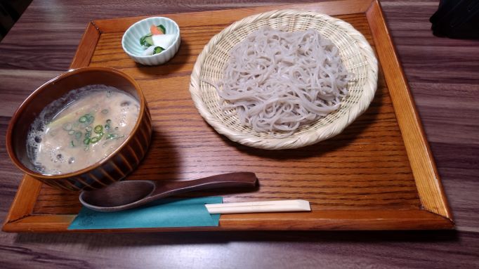 「鶏肉ときのこの豆乳つけ汁そば」850円（ロケ時）。つけ汁は熱い。