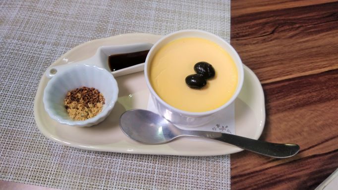 「豆乳そば茶プリン」350円（ロケ時）。食事と一緒だと、50円引きのサービス。