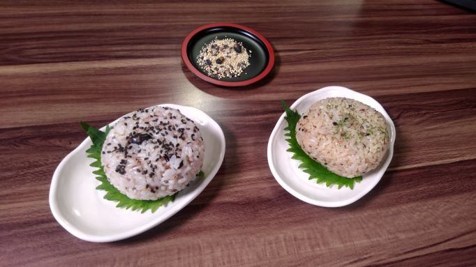 そば茶と雑穀のおにぎり（テイクアウトも可）。上にあるのが、材料の雑穀米。