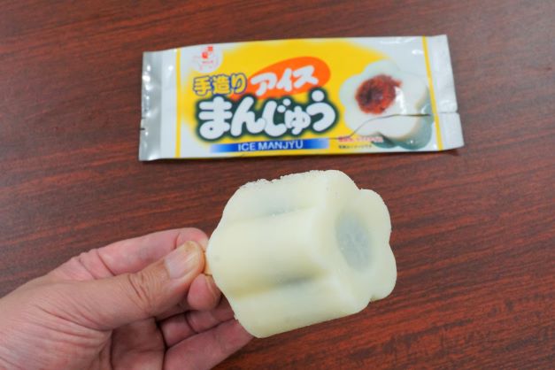 アイスまんじゅうは、アイスをまんじゅうの皮に見立てている。