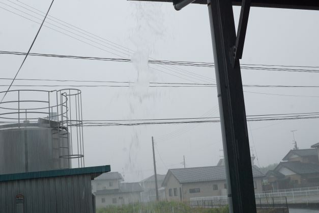 雨樋から溢れるように、大量の雨水が滝のように…。